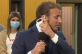 Ce masque qui a failli étouffer Emmanuel Macron (vidéo)