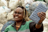 Kenya : elle recycle le plastique en briques 5 fois plus résistantes que le béton