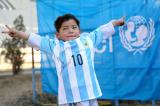 Le petit Murtaza a son maillot signé Messi