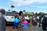 Mwene-Ditu : le maire de la ville distribue des kits de nettoyage des mains dans les points stratégiques de sa juridiction