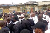 Ngaba: altercation entre les manifestants et la police, en présence de Martin Fayulu