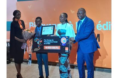 Infos congo - Actualités Congo - -8ème édition du Poesam : Ngoy Bebeto a reçu le 1er prix Orange de l'entrepreneur social