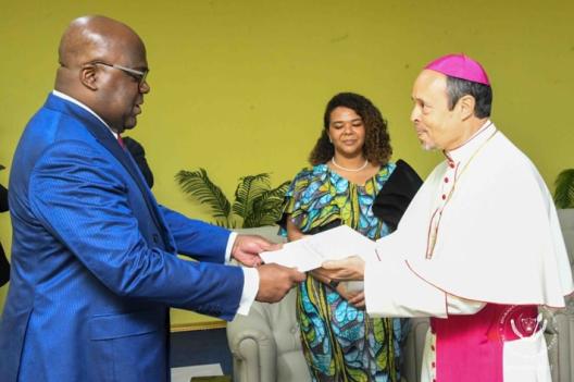 Le président Tshisekedi reçoit les lettres de créance du Nonce Apostolique Mitja Leskovar et de l’Ambassadeur extraordinaire du Zimbabwe