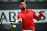 Rome : Djokovic réussit sa rentrée, puis reçoit une gourde sur la tête en sortant du court