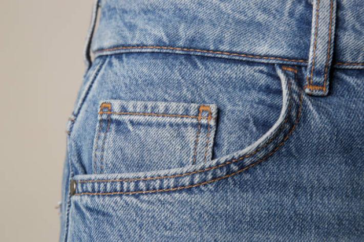 A quoi servent les petits boutons en métal sur les jeans ?