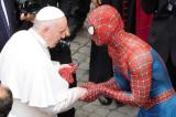 Spiderman rencontre le Pape 