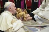 Le pape François invite à penser aux blessés de guerre et aux pauvres lors de la messe de Noël