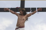 Vendredi Saint : 10 Philippins participent à de vraies crucifixions