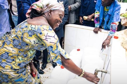 Difficulté d’accès à l’eau potable : Rawbank à la rescousse de la population kinoise et du Kongo central