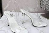 Sandales transparentes : cette tendance chaussures phare des années 2000 signe un retour étonnant cette année