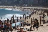 Au Brésil, la pandémie explose mais les plages sont bondées