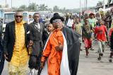Hommages à Papa Wemba: les sapeurs saluent leur pape une dernière fois