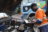 Goma: compte tenu de la hausse vertigineuse du prix du carburant, un mécanicien convertit les voitures pour rouler avec du gaz au butane