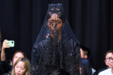 Des veuves noires présentées à la Fashion Week de Londres en hommage à Elizabeth II
