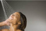 Pourquoi faut-il ne plus se laver le visage sous la douche ? L’erreur que presque tout le monde fait