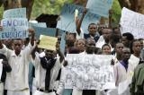 Zimbabwe : des médecins en première ligne contre le coronavirus portent plainte contre le régime